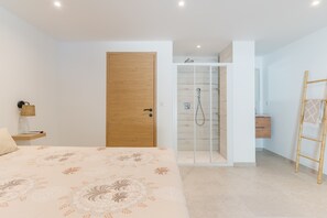 5 habitaciones, tabla de planchar con plancha y wifi gratis 