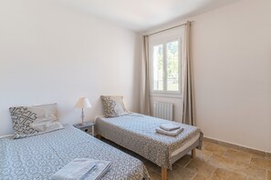 5 bedrooms, iron/ironing board, free WiFi, bed sheets