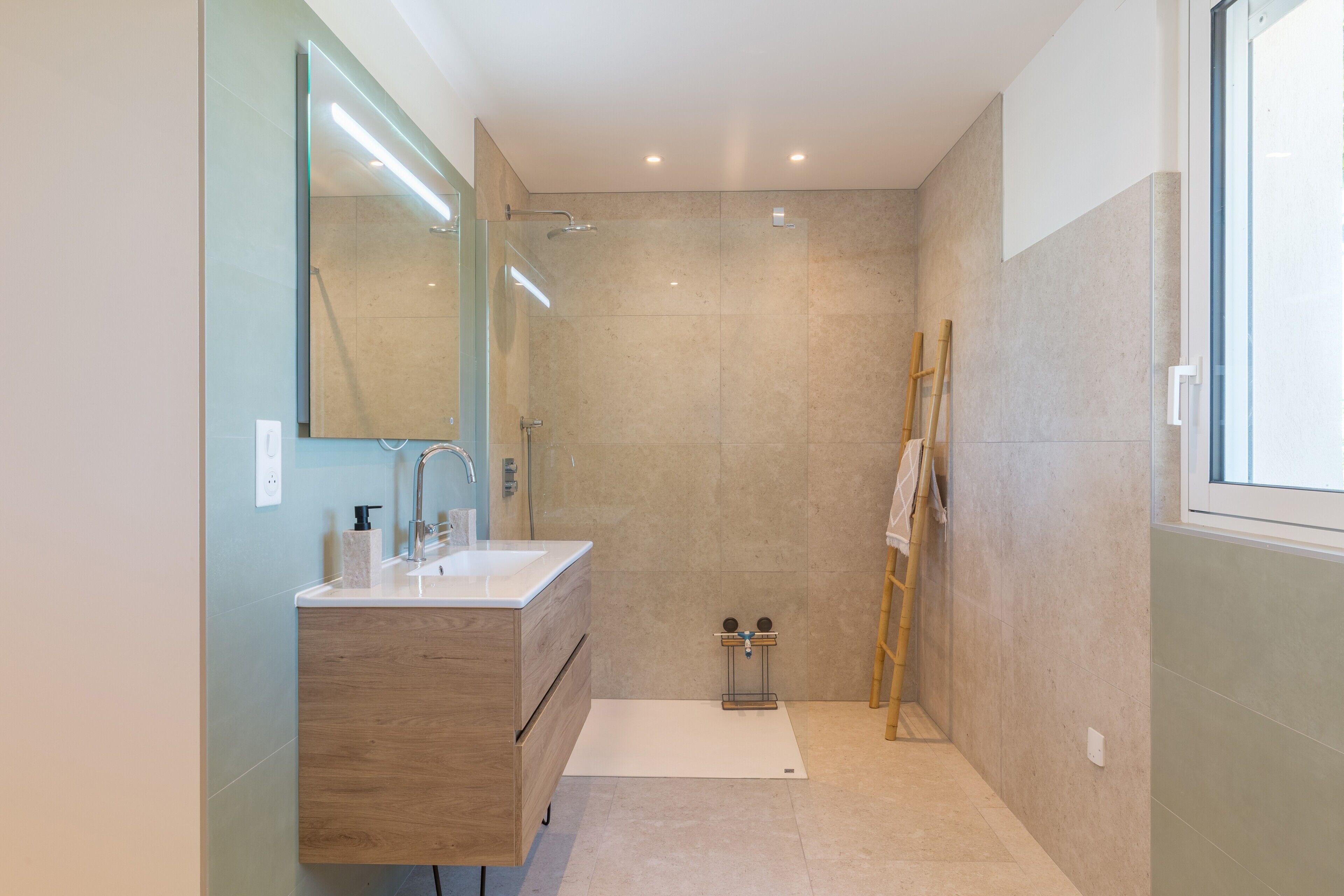 Een douche, handdoeken