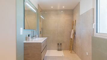 Een douche, handdoeken