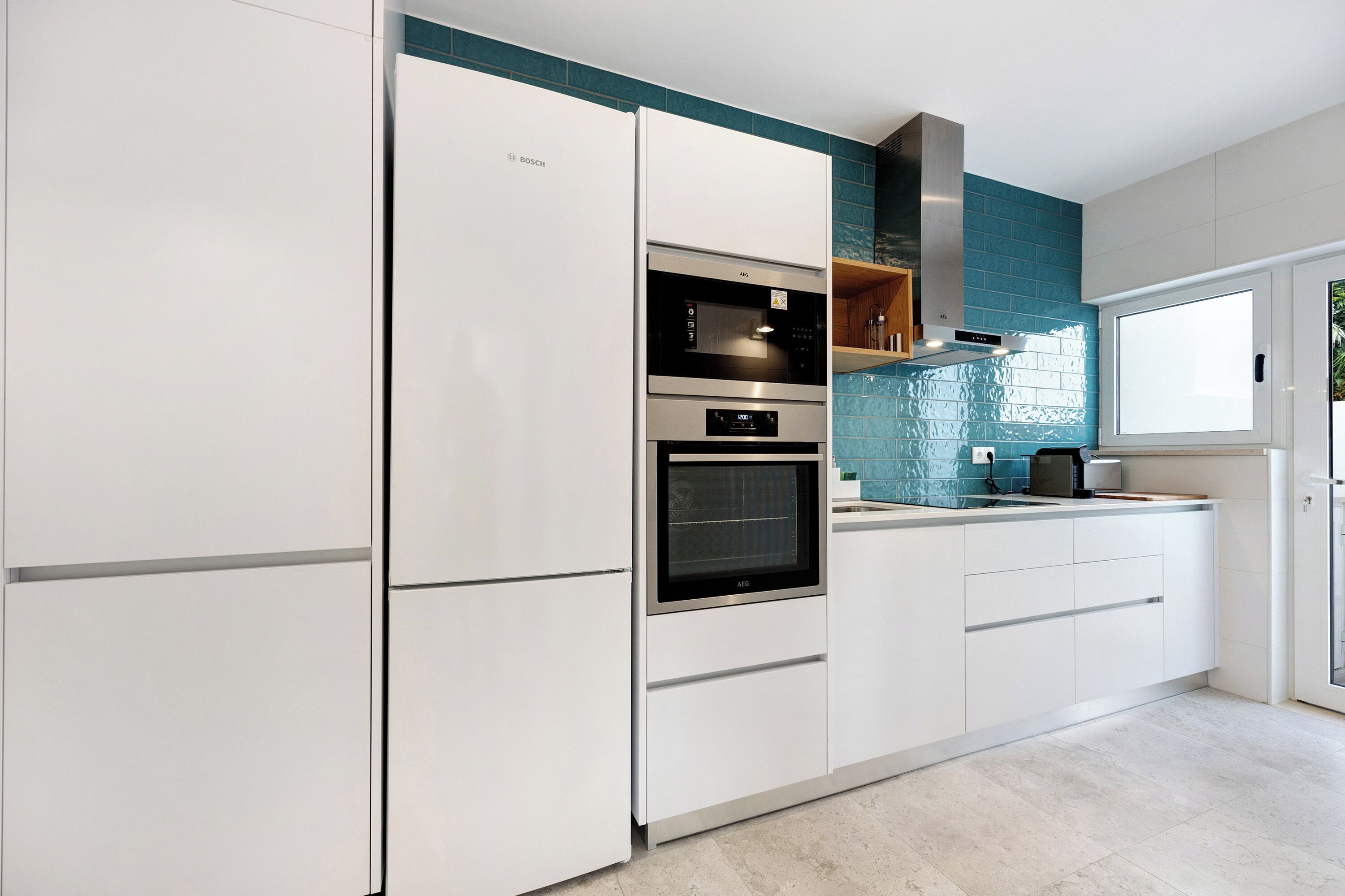 Frigorífico, microondas, horno y placa de cocina