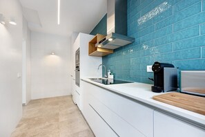 Kühlschrank, Mikrowelle, Ofen, Herdplatte