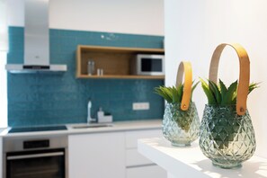 ثلاجة، ميكروويف، فرن، موقد طهي مسطح