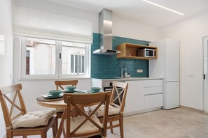 ثلاجة، ميكروويف، فرن، موقد طهي مسطح