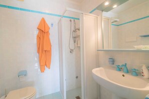 Dusch, hårtork och handdukar