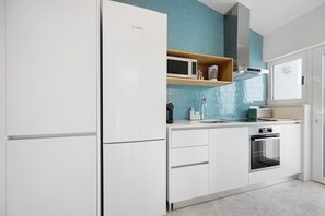 ثلاجة، ميكروويف، فرن، موقد طهي مسطح