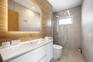 Shower, hair dryer, towels - Apartment 'Old Town Apartments Sea View' with Sea View, Wi-Fi and Air Conditioning (Lagos)
