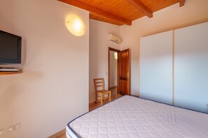 1 bedroom, bed sheets