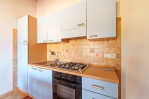 Kjøleskap, ovn, kokeplater og kjøkkenutstyr