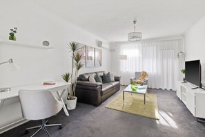 TV - The Elsternwick Abode (Elsternwick)