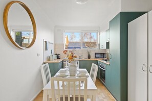 Køleskab, mikrobølgeovn, ovn, kogeplade