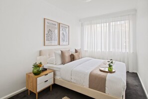 1 bedroom, desk, iron/ironing board, travel crib - The Elsternwick Abode (Elsternwick)