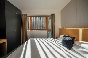 Minibar, coffres-forts dans les chambres, rideaux occultants