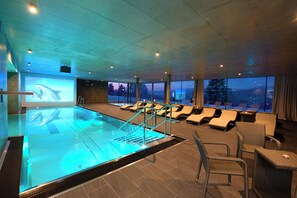 Una piscina cubierta