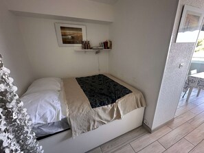 Room - Studio 2 Cabins A/C 1st Floor Beach Parking (Port Camargue)