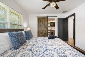 3 bedrooms, iron/ironing board, travel crib, WiFi - Beautiful Kitchen, BBQ, Outdoor Dining, Big Yard (St. Augustine)