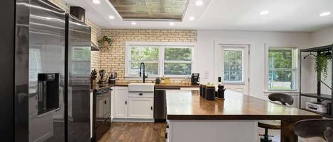 Coffee/tea maker, fridge, microwave, oven