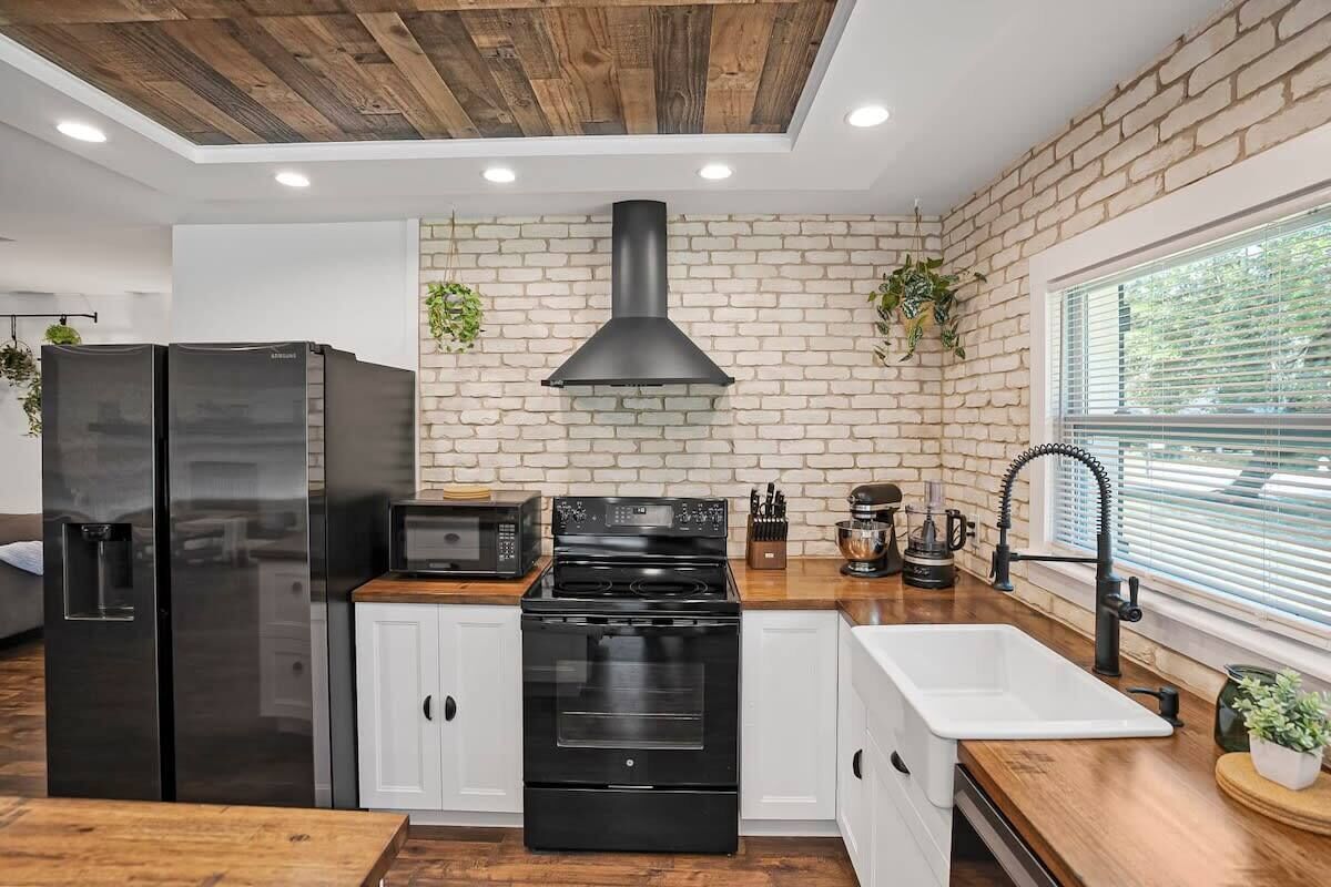 Coffee/tea maker, fridge, microwave, oven