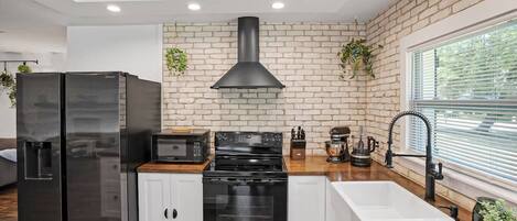 Coffee/tea maker, fridge, microwave, oven