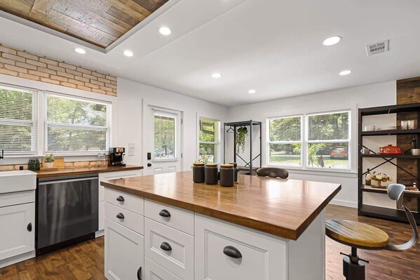 Fridge, microwave, oven, stovetop - Beautiful Kitchen, BBQ, Outdoor Dining, Big Yard (St. Augustine)