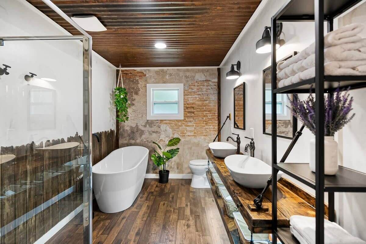 Een bad, een haardroger, handdoeken, toiletpapier