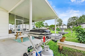 Outdoor dining - Qt Cottage on Dunn's Creek, Fire Pit, Kayaks (Satsuma)