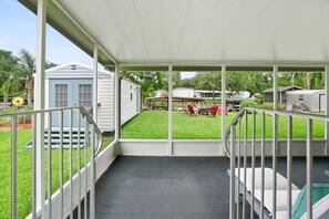 Terrace/patio - Qt Cottage on Dunn's Creek, Fire Pit, Kayaks (Satsuma)