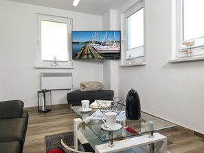 Een televisie, een tafeltennistafel, boeken en een stereo