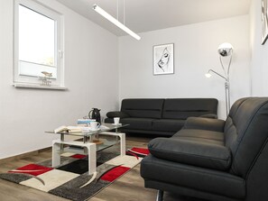 Fernseher, Tischtennisplatte, Bücher, Stereoanlage