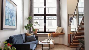 Studio Suite | Living area | Flat-screen TV