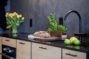 Studio Suite | Private kitchen | Mini-fridge, oven, stovetop, cookware/dishes/utensils