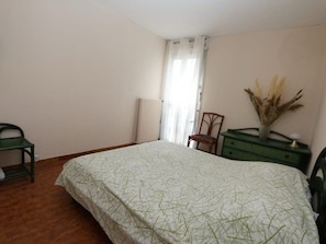 Room - Stunning 3-Room Marina Apt, A/C, Terrace, Pvt Parking, Steps from Beach, Sleeps 6 (Port Camargue)