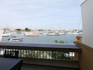 Property grounds - Stunning 3-Room Marina Apt, A/C, Terrace, Pvt Parking, Steps from Beach, Sleeps 6 (Port Camargue)