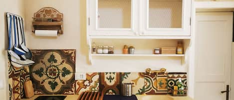 Fridge, stovetop, coffee/tea maker, cookware/dishes/utensils