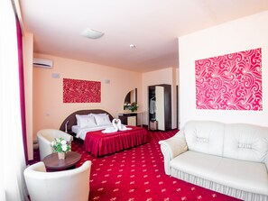 Habitación triple familiar | Decoración personalizada, muebles diferentes y escritorio