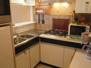 Private kitchen - Charming 1-BR Apt with Terrace, Close to Beach & Shops, Private Parking (Port Camargue)