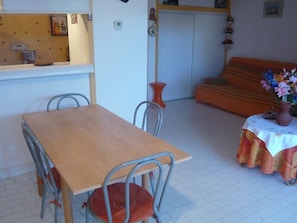 Dining - Charming 1-BR Apt with Terrace, Close to Beach & Shops, Private Parking (Port Camargue)
