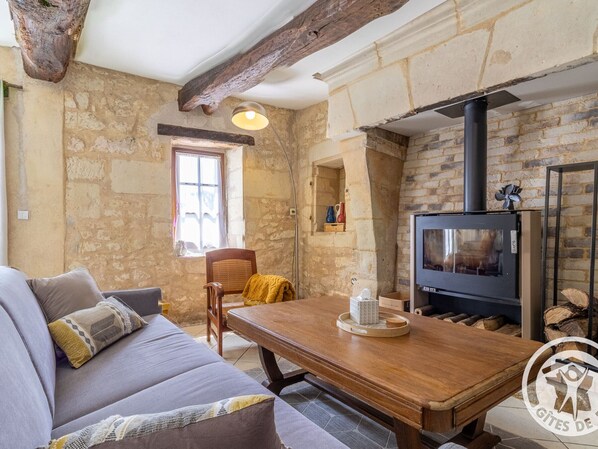 TV - Charming Stone Cottage in Loire Valley - Netflix, Terrace, Near Vineyards & Castle (Vaudelnay)