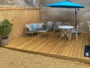 Outdoor dining - Charming Stone Cottage in Loire Valley - Netflix, Terrace, Near Vineyards & Castle (Vaudelnay)