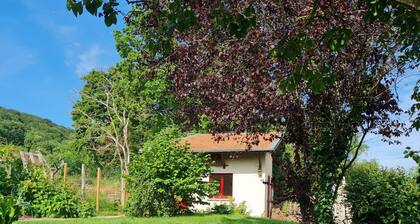 Charming Garden Retreat: Cozy Studio, Private Terrace, Near Vineyards & Forest Trails