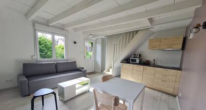 Charming Garden Retreat: Cozy Studio, Private Terrace, Near Vineyards & Forest Trails