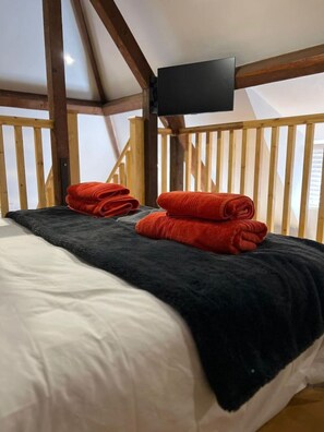 1 bedroom, desk, free WiFi, bed sheets - The Shack - Thatched Self Contained Annex (Collingbourne Ducis)