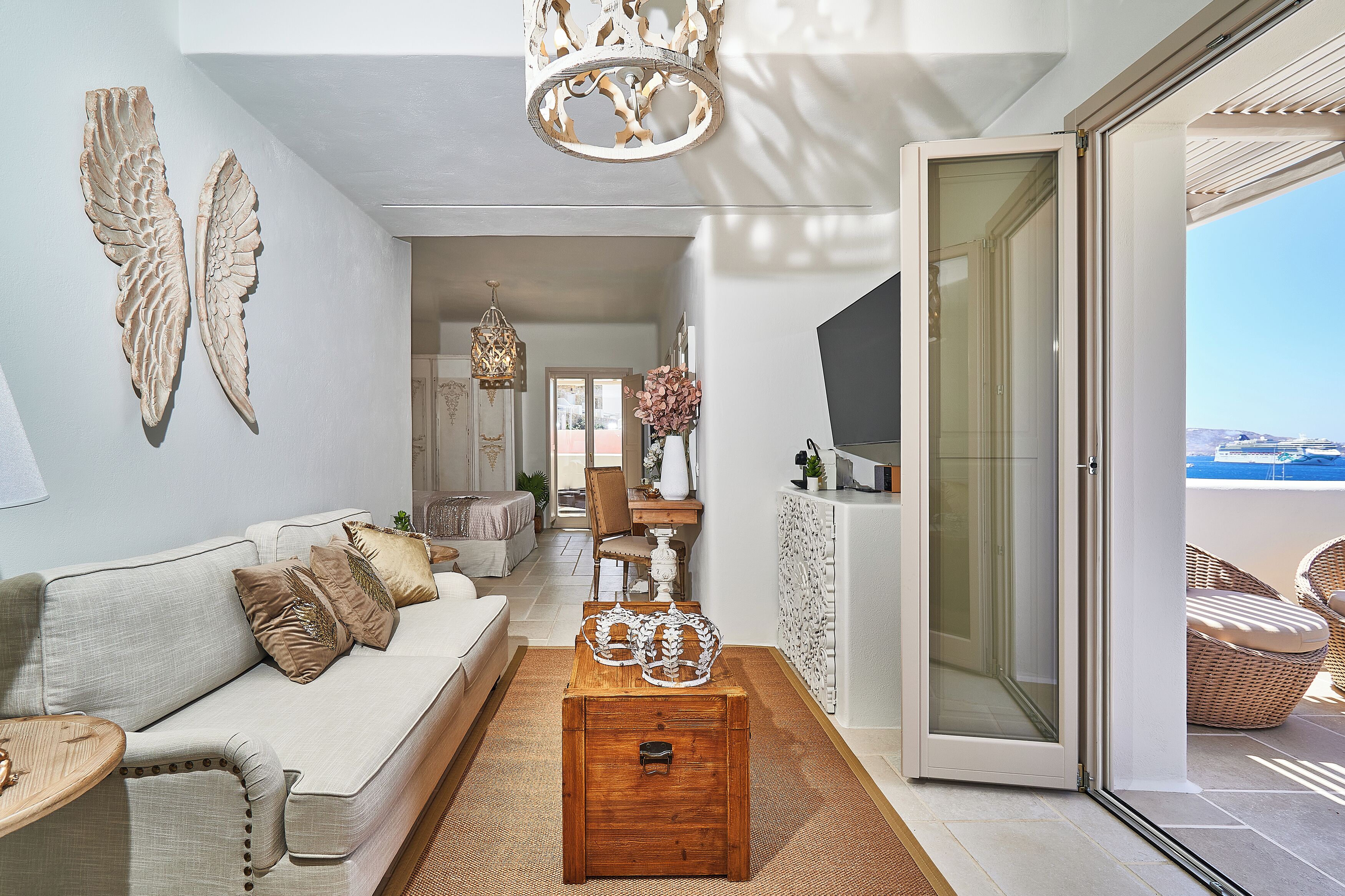 Oro Suite Front Sea View with Plunge Pool | Wohnbereich | Smart-TV