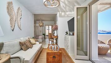 Oro Suite Front Sea View with Plunge Pool | Wohnbereich | Smart-TV