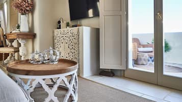 Oro Suite Front Sea View with Plunge Pool | 起居区 | 智能电视