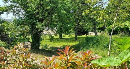 GĂźte de charme avec jardin au cĆur des chĂąteaux, WiFi, parking inclus