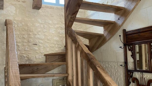 A wooden staircase with a rustic design, leading to a room with a stone wall and a wooden door. - Charming cottage with garden near castles, WiFi, parking included (Benais)
