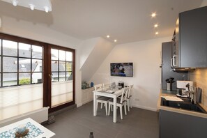 Réfrigérateur, un four, surface de cuisson, lave-vaisselle
