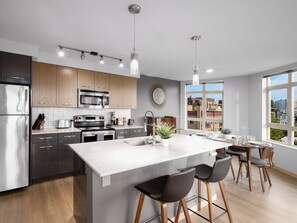 Kühlschrank, Mikrowelle, Ofen, Herdplatte