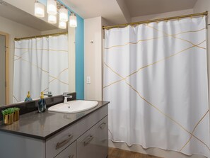 Haartrockner, Handtücher, Seife, Toilettenpapier